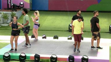 Juliette, João Luiz, Viih Tube, Rodolffo, Arthur e Gilberto dançando na prova do líder no BBB21 