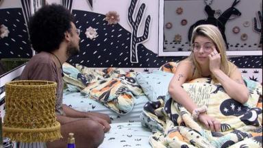 João Luiz e Viih Tube sentados na cama do quarto cordel 