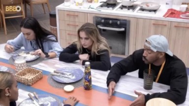 Ricardo Alface, Bruna Griphao, Larissa e Aline conversando sentados na mesa da cozinha do BBB 23 