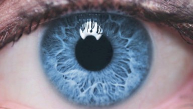 Foto de um olho; Covid mudou a cor de vários olhos 