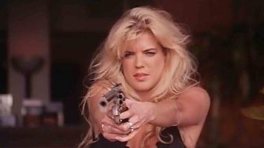 Becky Mullen aparece segurando uma arma em clipe musical 