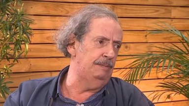 Marcos Oliveira com bigode e grisalho 