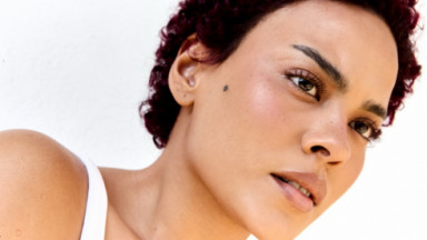 Bella Campos mostra detalhes do seu cabelo 