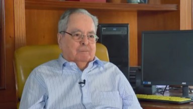 Benedito Ruy Barbosa dá entrevista em seu escritório 