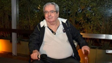 Benedito Ruy Barbosa na cadeira de rodas 