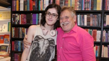 Filha de José de Abreu, Bia aparece abraçada ao pai no lançamento de livro 
