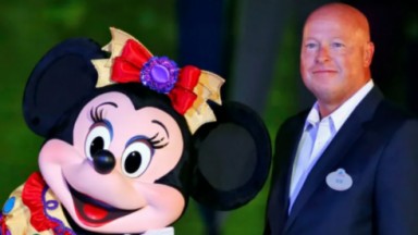 Bob Chapek ao lado de Minnie, na Disney 