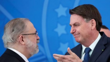 Bolsonaro e Aras em foto 