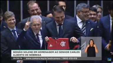 Carlos Alberto de Nóbrega recebe de Jair Bolsonaro a camiseta oficial do Flamengo.  