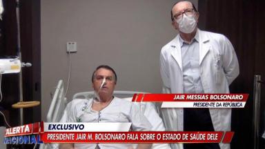 Bolsonaro em leito hospitalar, acompanhado de médico 