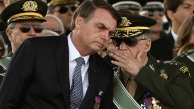 Bolsonaro em foto com militares 