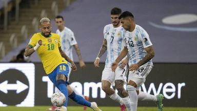 Neymar jogando na final contra a Argentina 