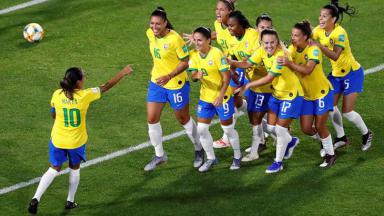 Marta e jogadoras do Brasil comemoram gol 