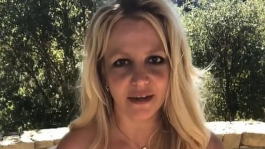 Britney Spears falando e árvores ao fundo 