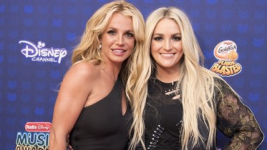 Britney Spears posada com a irmã 