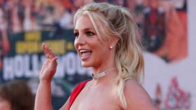Britney Spears fazendo tchau 