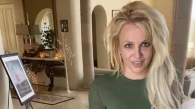 Britney Spears ao lado de quadro 
