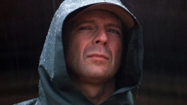 Bruce Willis de capuz 