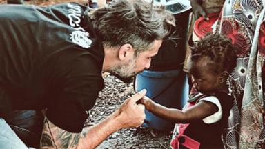 Bruno Gagliasso cumprimenta criança em Moçambique 