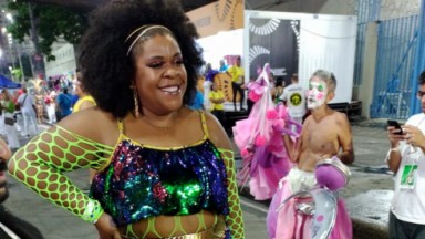 Cacau Protásio fantasiada para curtir Carnaval na Sapucaí 
