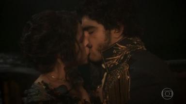Domitila e Caio Castro se beijam 