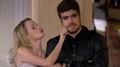 Maria Helena Chira e Caio Castro em cena da novela Ti Ti Ti, em reprise na Globo 