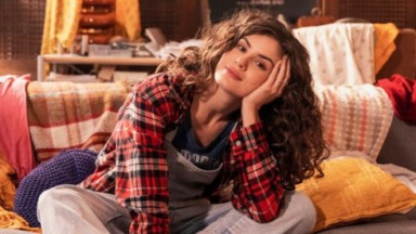 Camila Queiroz com cabelos encaracolados na pele da personagem Anita, protagonista de De Volta aos 15, nova série brasileira da Netflix 