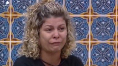 Bárbara Borges de camiseta preta, chorando em A Fazenda 