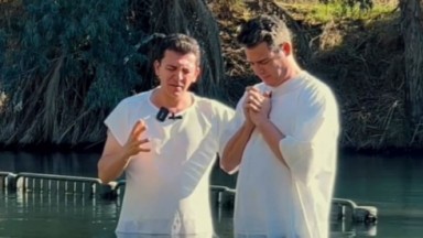 Celso Portiolli sendo batizado por pastor em Israel 