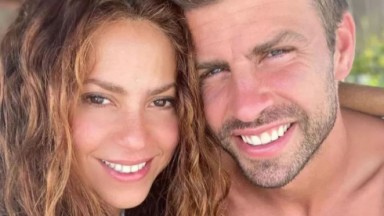 Shakira e Gerard Piqué sorrindo com rostos colados em selfie antiga 