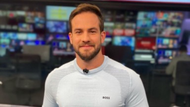Daniel Adjuto de blusa clara nos bastidores da CNN Brasil 