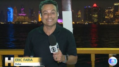 Eric Faria segurando microfone em cima de barco 