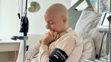 Fabiana Justus de perfil, orando em cama de hospital 