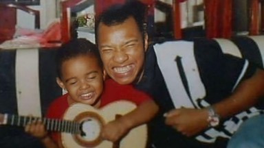 Leozinho Bradock com o pai, Anderson Leonardo, em foto antiga, ambos sorrindo 
