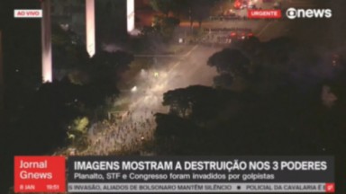 Tela da GloboNews com cobertura de atos terroristas em Brasília 
