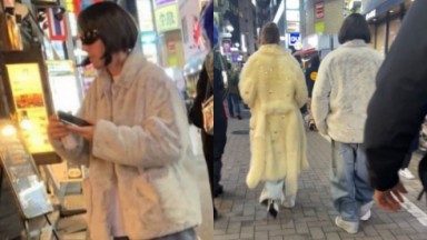 Montagem de fotos de Justin Bieber de peruca caminhando pelas ruas de Tóquio 
