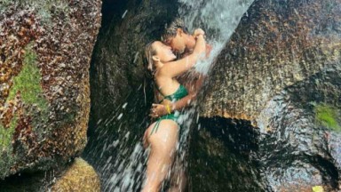 Larissa Manoela e André Luiz Frambach abraçados em cachoeira 