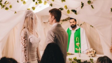 Latino vestido de padre "casando" a noiva, Raffa Rarbbie, com outro homem 