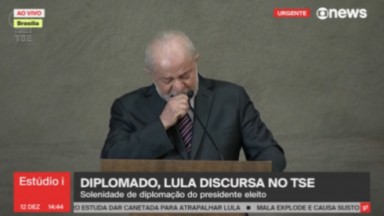 Lula chorando em cerimônia de diplomação 