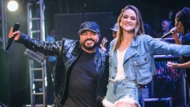 Edson Lima e Adma Andrade, vocalistas da Limão com Mel, sorrindo e posando em palco de show 