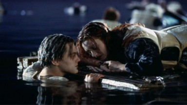 Jack e Rose em cena clássica de Titanic 
