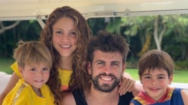 Shakira e Piqué com os filhos, Milan e Sasha, todos sorrindo 
