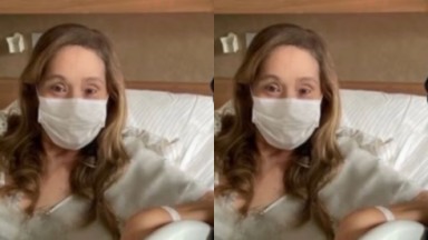Montagem de fotos de Sonia Abrão em cama de hospital, de cabelos soltos e máscara 