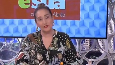 Sonia Abrão de camisa estampada, coque e brincos de argola no A Tarde É Sua 