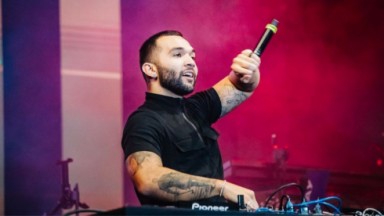 Jonathan Costa de roupa preta em show como DJ 