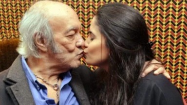 Erasmo Carlos e Fernanda Passos se beijando 