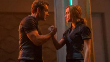 Cena de Capitã Marvel com Brie Larson e Jude Law 