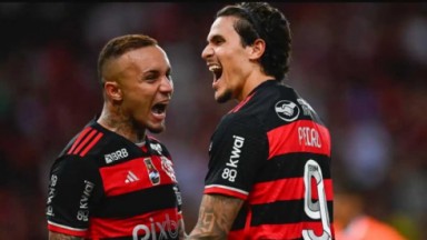 Cebolinha e Pedro comemorando gol do Flamengo 