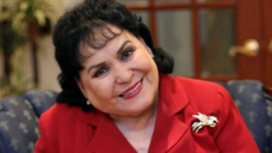 A atriz Carmen Salinas sorrindo em de roupa vermelha 