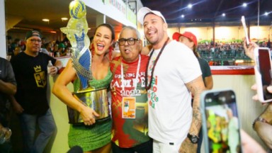 Paolla Oliveira e Diogo Nogueira posando para fotos com troféu 